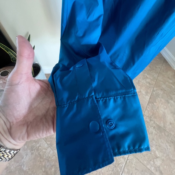 COLUMBIA WOMAN’s wind rain jacket breaker with hood. Long back to cover bottom - Picture 3 of 12